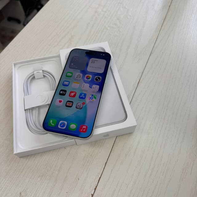 7239. Iphone 17 ProMax. 256Gb trắng quốc tế new99% pin 100% chu kỳ sạc 81 lần bh 03/1/2027 pk fullbox, giá 18man9