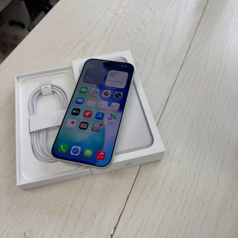 7239. Iphone 17 ProMax. 256Gb trắng quốc tế new99% pin 100% chu kỳ sạc 81 lần bh 03/1/2027 pk fullbox, giá 18man9